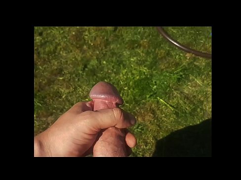 ❤️ Vroča lepotica dobi svojo rožnato pičko, ki jo jebe, in se zraven cmeri s curkom na poletnem vrtu Ruski pornič na porno sl.klassikaprint.ru